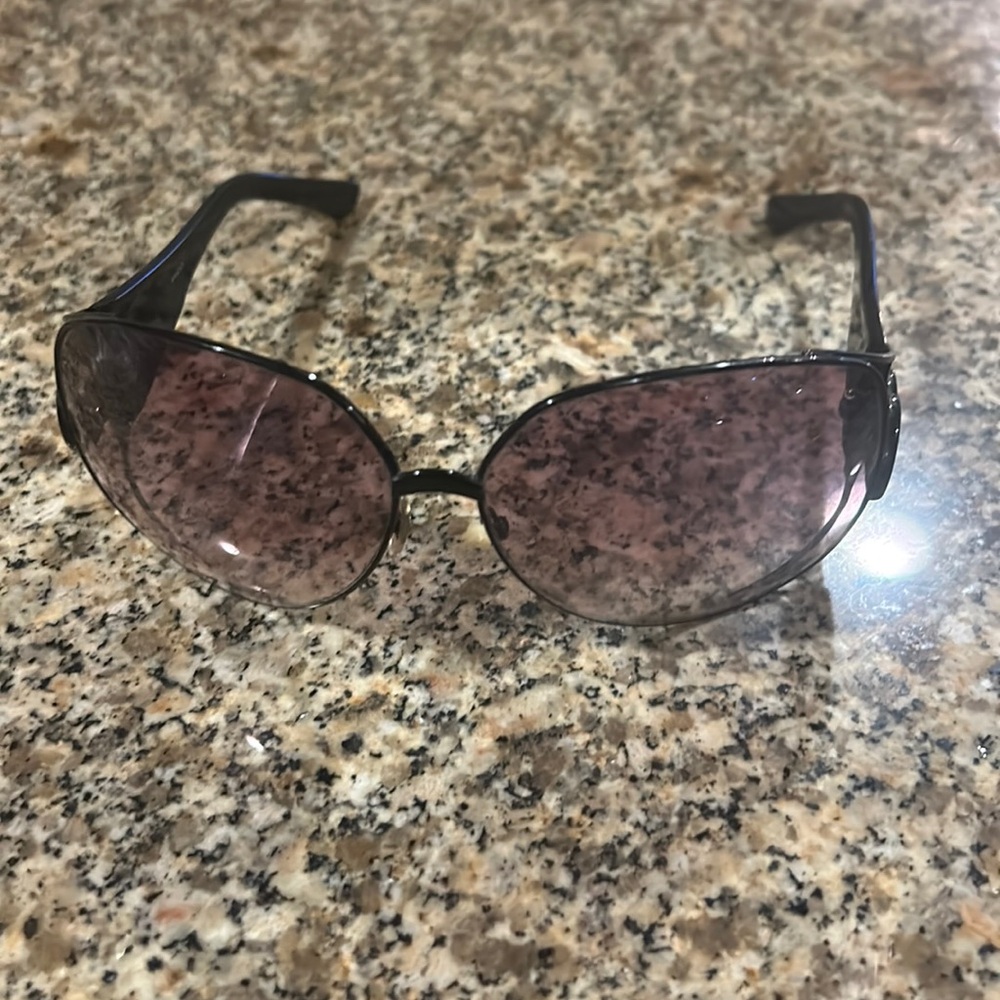 gucci sunglasses one arm can't bend had it fixed won't bend but still great